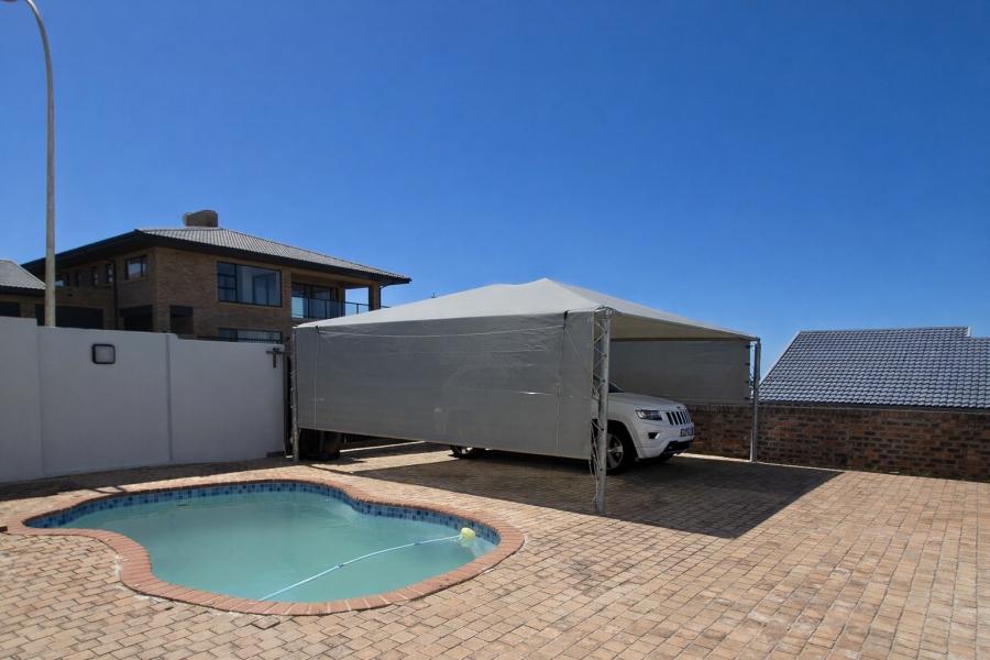6 Bedroom Property for Sale in Wavecrest Eastern Cape